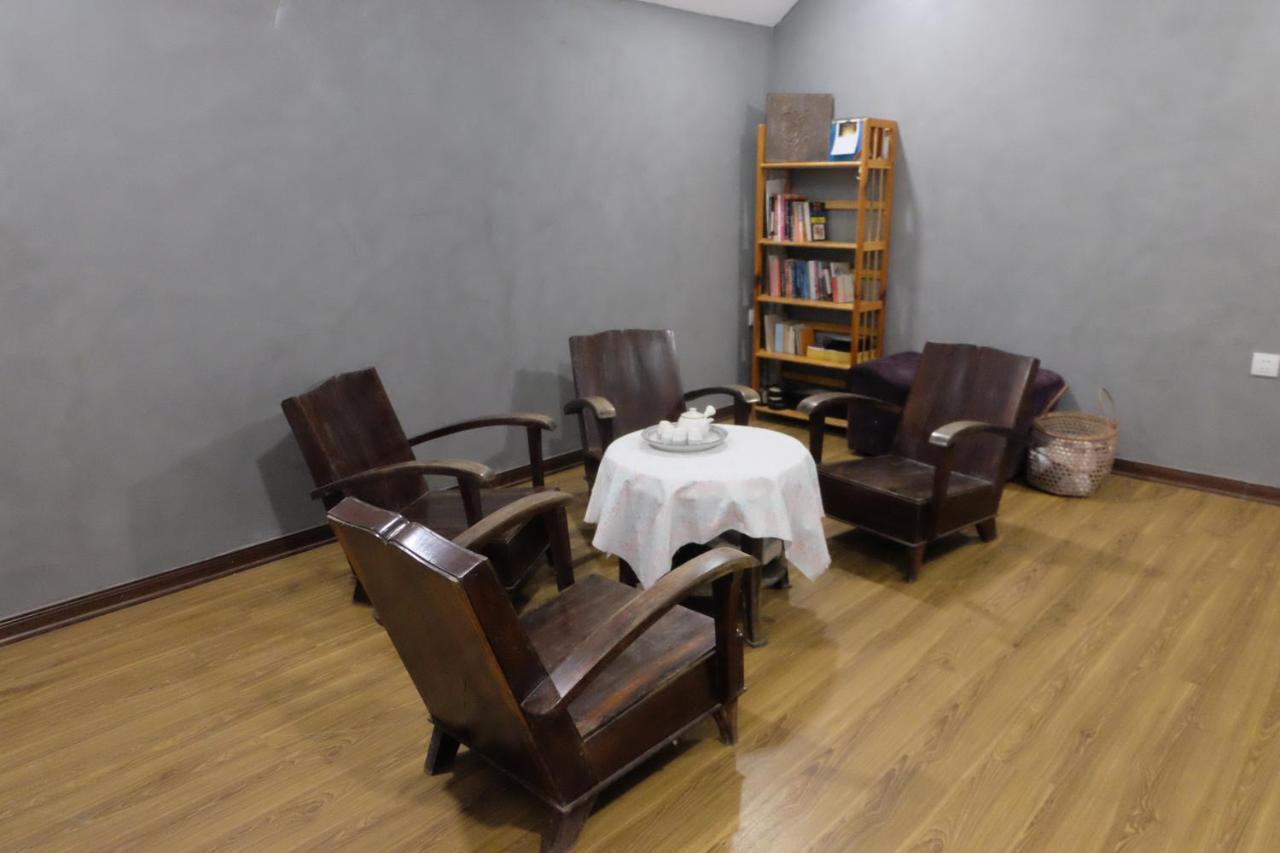 La Sen_Thu An_Phong Don Co Cua So Nhin Ra Ban Cong Apartment Thon An Hoa ภายนอก รูปภาพ